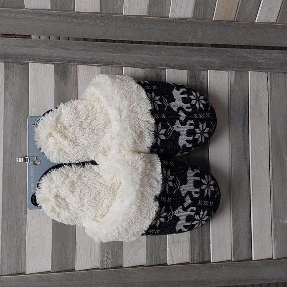 Cozy Women's Plush Slippers with Winter Pattern  | Large - Picture 1 of 7